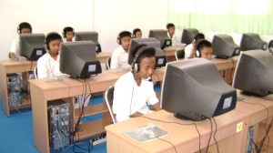 Komputer dan Internet,adalah hal yang tak bisa dilepaskan dari Penerapan Konsep Pembelajaran Berbasis ICT yang kami laksanakan. Tampak siswa sedang melakukan browsing materi pelajaran yang ditugaskan oleh guru Pembimbing.