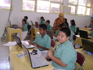 Suasana Pembelajaran di salah satu Kelas RSBI,tampak siswa melengkapi dirinya dengan laptop sebagai media belajarnya.