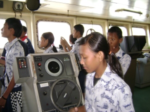 Untuk mengetahui  kedalaman air laut siswa SMP Negeri 3 Luwuk berkunjung ke Kapal berdiskusi sekaligus mengaplikasikan peralatan sonar yang ada dalam kapal.